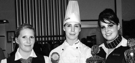 Stolz auf den Pokal: Barbara Becker, Christina Dietz und Denise Volkmer (v. l.) 